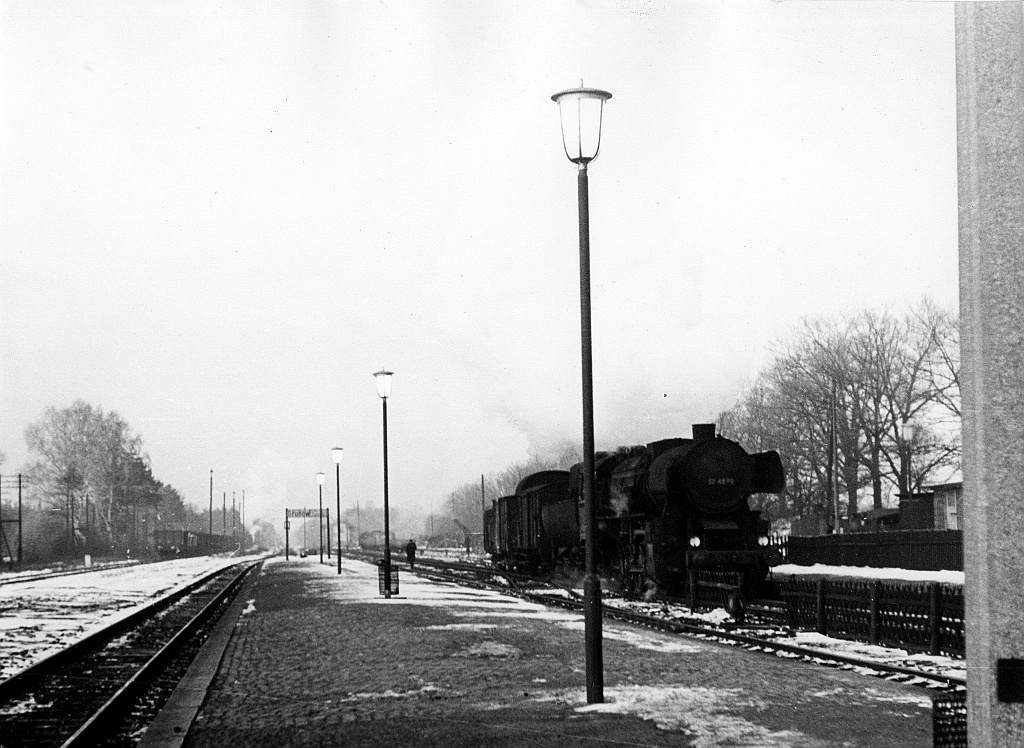 52_48xx_Bahnhof-St...01.jpg - 52 48xx warte wohl auf weitere Aufgaben. Der Bahnhof konnte nicht ermittelt werden. Es sind nur die Buchstaben  St u oder a  dann b oder h sowie o, n und l oder so ähnlich auf der Vergrößerung zu erkennen.Da es sich bei diesen Bild um ein Fund aus ehm. DR-Bestand handelt, kann ich keine weiteren Angaben zu diesen Foto machen.