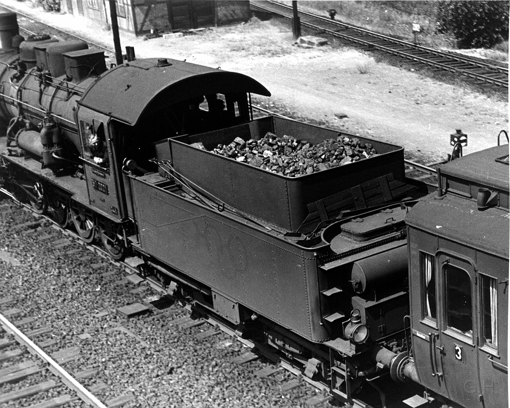 57_2021_Naumburg Zugausfahrt2.jpg - 57 2021 verläßt einer bunten Garnitur von Personenwagen den Bahnhof Naumburg in Richtung Weimar. Man beachte den Tender mit den noch sichtbaren Olympischen Ringen. Der Fotostandort ist heute noch vorhanden, die Straßenbrücke mit der Straße ins Unstruttal nach Freiburg. Die Aufnahme hat mein Vater Gerhard Hechler wohl nach 1936, den Olympischen Spielen in Deutschland, gemacht.