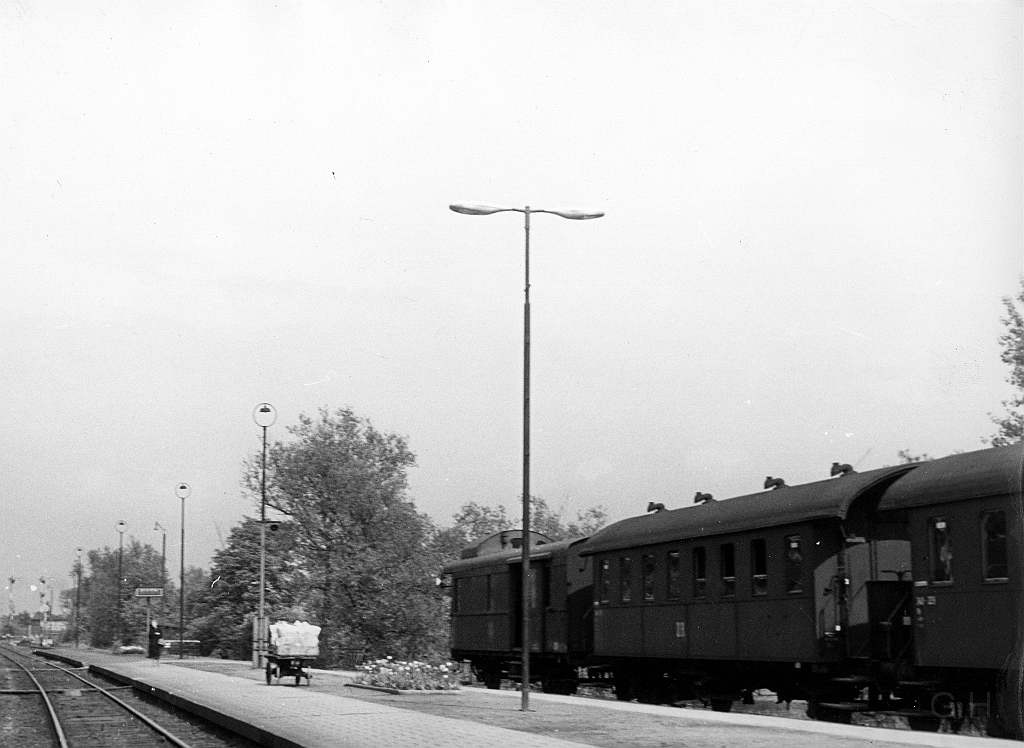 Bahnhof 1.jpg - Bahnhof, Wo? Interresant sind die bereitgestellten Personenwagen und der Gepäckwagen.Da es sich bei diesen Bild um ein Fund aus ehm. DR-Bestand handelt, kann ich keine weiteren Angaben zu diesen Foto machen.