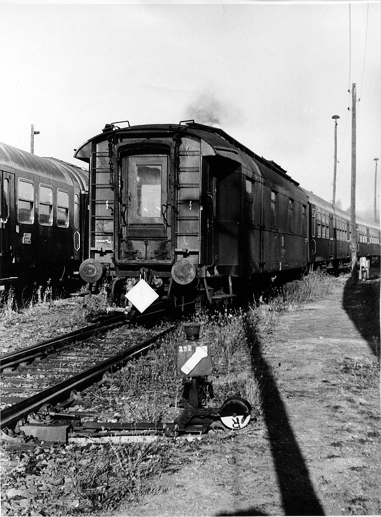 Bahnhof Abstellgruppe.jpg - Ort? Abstellgruppe, sicherlich von einen gößeren Bahnhof wenn man sich die Reisezugwagen ansieht. Interresant ist jedoch der ältere D-Zugwagen oder doch ein Heizwagen?Da es sich bei diesen Bild um ein Fund aus ehm. DR-Bestand handelt, kann ich keine weiteren Angaben zu diesen Foto machen.