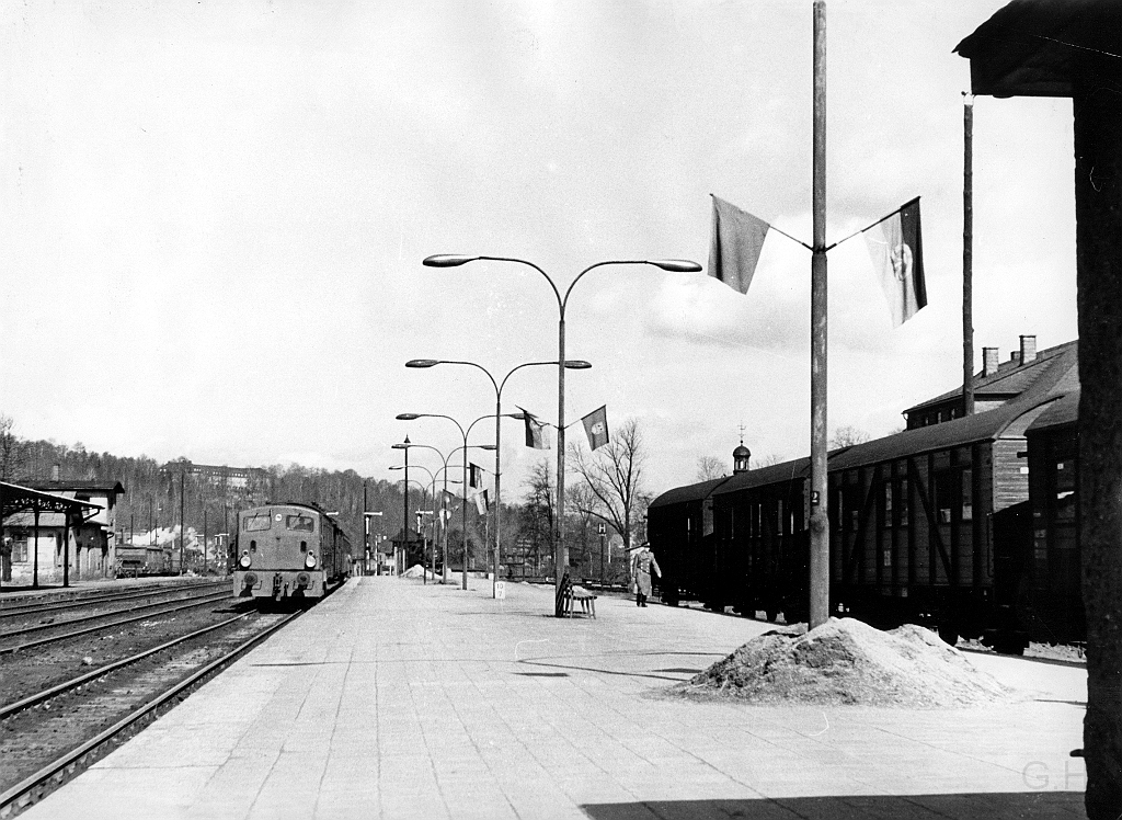 Bahnhof3.jpg - Bahnhof Wo? Interresant sind die bereitstehenden Behelfspersonenwagen. Die V 15 am Bahnsteig hat ein Personenzug am Haken? Wobei dies nicht auszuschließen ist.Da es sich bei diesen Bild um ein Fund aus ehm. DR-Bestand handelt, kann ich keine weiteren Angaben zu diesen Foto machen.