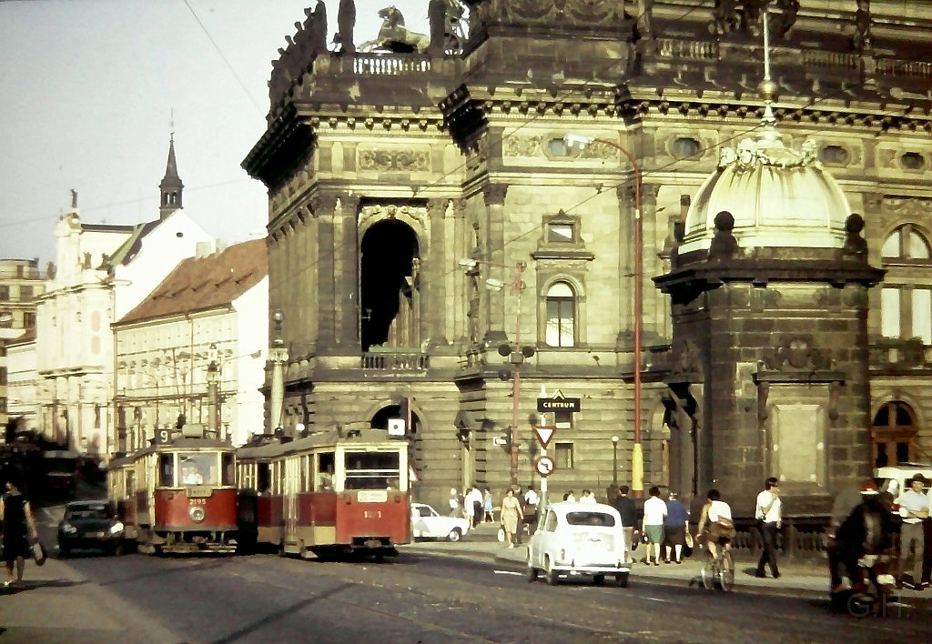 prag_1967.01(2).jpg - Eine Aufnahme von der Prager Straßenbahn aus den Jahr 1967.Aufgenommen von Gerhard Hechler.