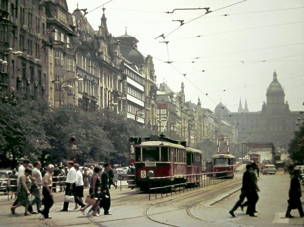 prag_1967.02(2).jpg - Eine Aufnahme von der Prager Straßenbahn aus den Jahr 1967. Aufgenommen von Gerhard Hechler. Wobei die Straßenbahn hier schon lange nicht mehr fährt und durch die U-Bahn abgelöst wurde. Im übrigen man beachte den zweiten Straßenbahnzug, ein Tatra-Wagenzug wie er dann auch in der DDR zum Einsatz kam.