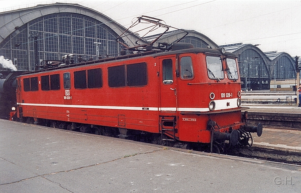 109.028_Leiptig.06.JPG - Am 10 Juli 1994 auf den Hbf Leipzig. Ex. DR E11 028 (DB 109 028) als Vorspann vor den Sonderzug nach Rochlitz mit 52 8154.