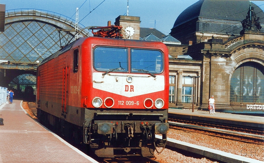 112.009_Dresden.09.JPG - Am 1. Mai 1993 auf den Hbf Dresden die 112 009.
