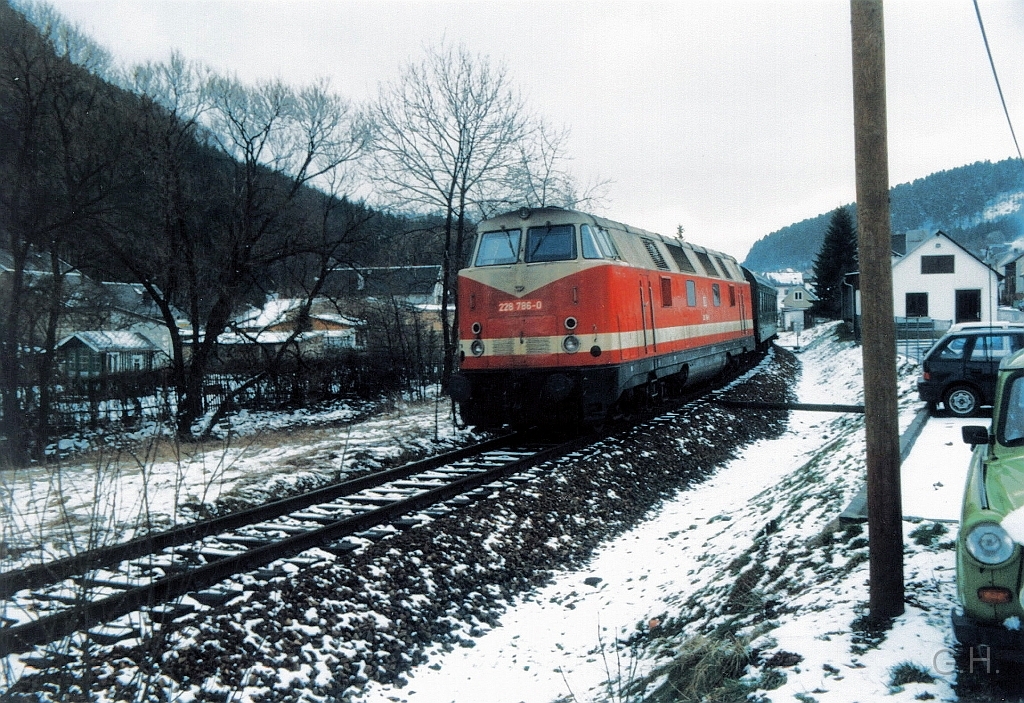 118.786_Mahnebach.10.JPG - Am 7. März 1995 erreicht 228 786 (ex.118 786) mit Ihren Nahverkehrszug den Haltepunkt Mahnebach in Thüringen.