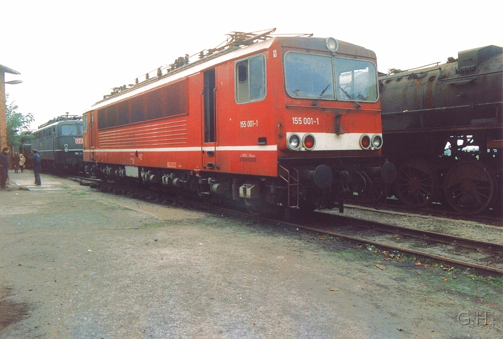 155.001_Bw_Stassfurt.12.JPG - Am 16. Oktober 1994 im ex. Bw Staßfurt. 155 001 (ex.250 001) war einst der Prototyp für deise Baureihe. Sehr markanter Unterschied zu den Serienfahrzeugen sind die großen Stirnfester.