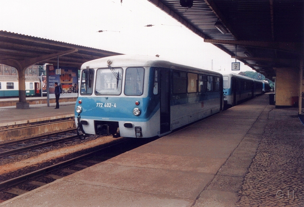 172.402_Weissenfels.19.JPG - Am 22. Juni 1996 auf den Bahnhof Weißenfels mit 772 402 am Bahnsteig. Noch ist nichts von den großen Bahnhofumbau zu sehen. Mann wird heute nichts mehr so vorfinden.
