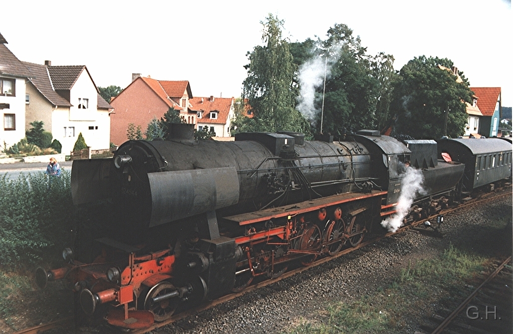 52.4544_Bhf_Naumburg_b.Kassel.02.jpg - 52 4544 ist mit Ihren Zug in Bf Naumbug (in Hessen) angekommen am 11. September 1994. Die Lok und die Wagen gehören den Verein Hessencourier e.V. Kassel. Damals wurde die Strecke Kassel-Wilhelmshöhe - Naumburg befahren. Wobei die Züge neben den, damals noch neuen, Bahnhof Kassel-Wilhelmshöhe abfuhren.