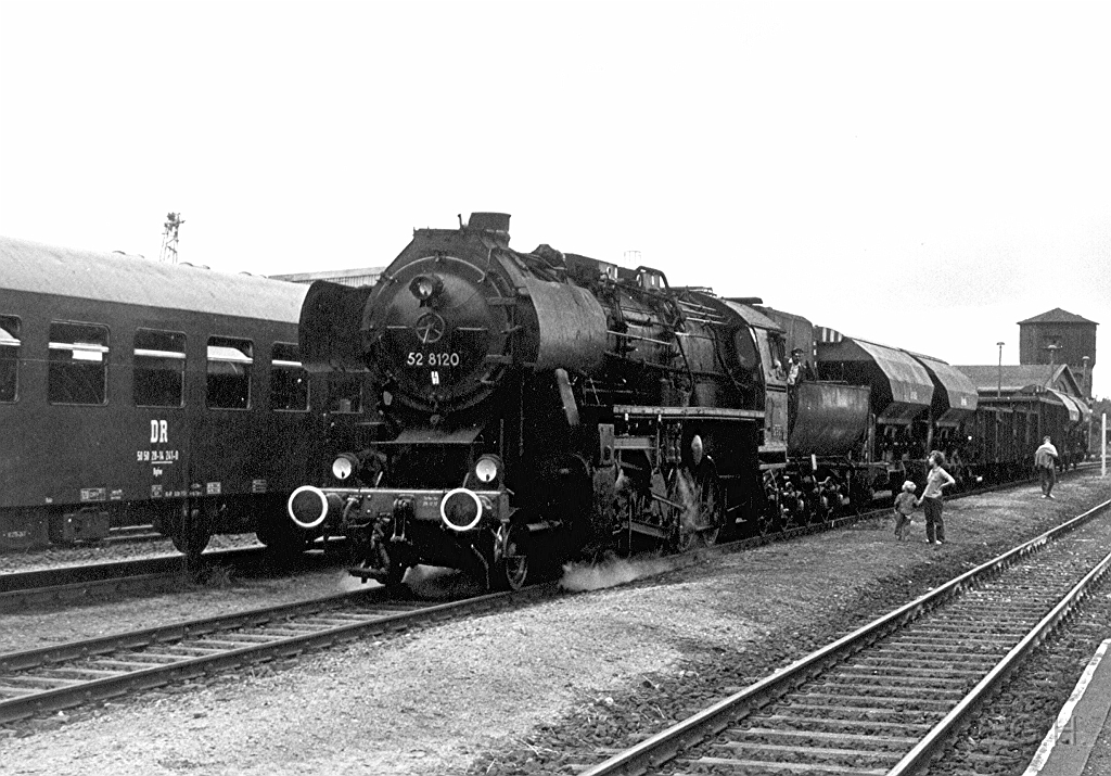 52.8120_Bhf_Pretsch.04.jpg - 52 8120 im Bahnhof Pretsch 1990 beim Rangieren.
