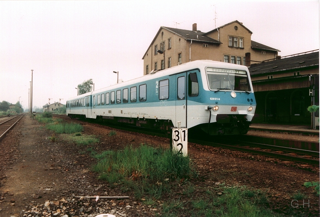 628.611_Narsdorf.15.JPG - Auf den Bahnhof Narsdorf am 27. Mai 1995 wartet 628 611 auf seine Gäste der Sonderfahrt für die Weiterfahrt. Es war eine Sonderfahrt des MESM e. V. vor den Fahrplanwechsel und der Einstellung verschiedener Strecken. Die Fahrt ging von Leipzig Hbf nach Großbothen - Rochlitz - Narsdorf - Altenburg - Leipzig Bayrischer Bf nach Leipzig Hbf.