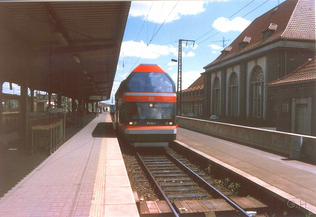 670.001_weimar.16.JPG - Bahnhof Weimar am 31. Mai 1997. 670 001 wartet als Regionalbahn auf seine Abfahrt.