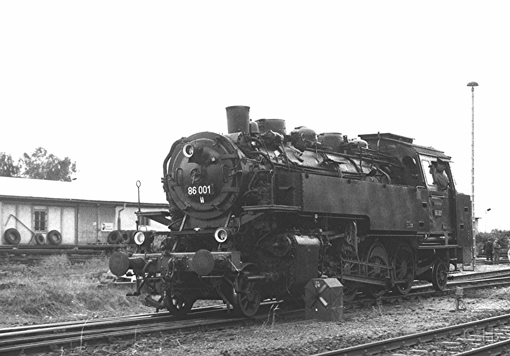 86.001_Bhf_pretsch.08.jpg - 86 001 rangiert auf den Bahnhof Pretsch 1990. Sie war zur Unterstützung am Sonderzug des DMV. Anlaß war das damalige Streckenjubiläum mit einen Bahnhofsfest in Pretsch.