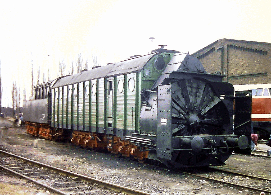 Dampfschneeschleuder_Bw-Stassfurt_27.03.1993(1).JPG - Zum Tag der offenen Tür im Bw Staßfurt am 27.03.1993 war auch diese Dampfschneeschleuder zu sehen.