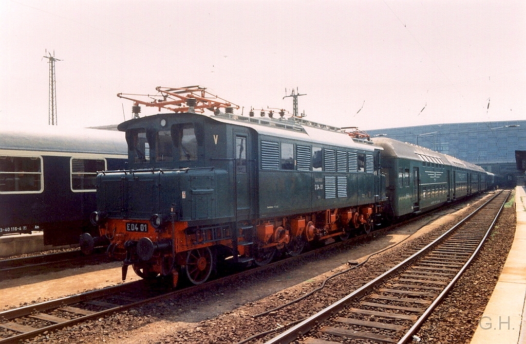 E04.01_Leipzig.01.JPG - Am 26. Juni 1994 auf den Hbf Chemnitz. E 04 01  steht mit den Sonderzug auf den Abstellgleis. Und wartet dort bis zu seiner Rückfahrt nach Leipzig.