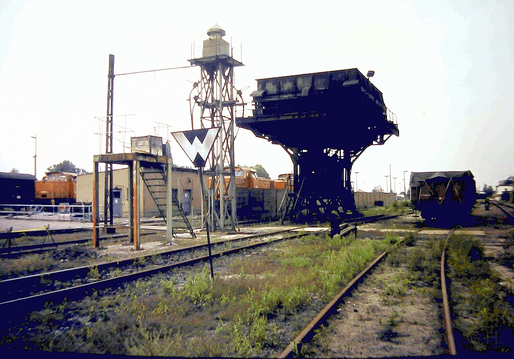 Hochbunker_u.Sandturm_Bw-Leipzig__1993.01(2).JPG - Am 22.08.1993 im Bw Leipzig Engelsdorf Aufgenommen. Fast alles was man für die Damplok benötigt, ein Sandturm und er Kohlenhochbunker.