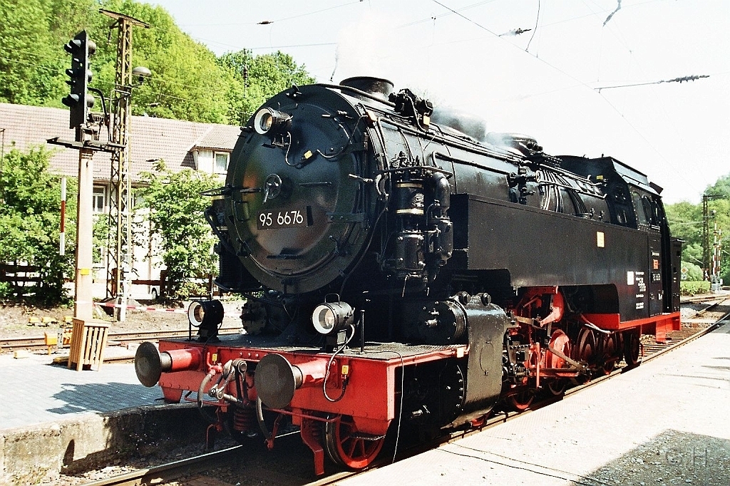 Ruebeland_95.6676.01.jpg - Am 26. Mai 2007 auf den Bahnhof Rübeland. Personenverkehr gibt es auf dieser Strecke nicht mehr.  Einzig die Kalktransporte werden noch durchgeführt.