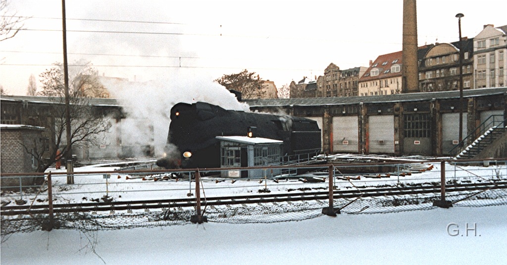 01.1102_Bw_P_Halle.01.jpg - 01 1102 war zum verwiegen in der ehemaligen VESM der DR am 7. Februar 1996 in Halle /Saale. Die Lok ist noch im Grundanstrich vor Ihrer Fertigstellung im RAW Meinigen. Heute ist auf den Gelände die Außenstelle Halle des Ferkehrsmuseums Nürnberg. Im Übrigen wurde die Waage der VSEM beim Umbau des Schuppens für BD Regio entfernt.