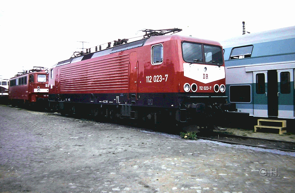 112_023_GA-Halle_25.04.1992.01(2).JPG - Aus Anlass 25. Jahre S-Bahnbetrieb in Halle gab es auf der GA (Güterabfertigung) Halle eine Fahzeugschau am 25. April 1992. Im Bild ist die 112 023 aus der ersten Lieferserie noch mit den für die DR Typischen großen Scheinwerfern.