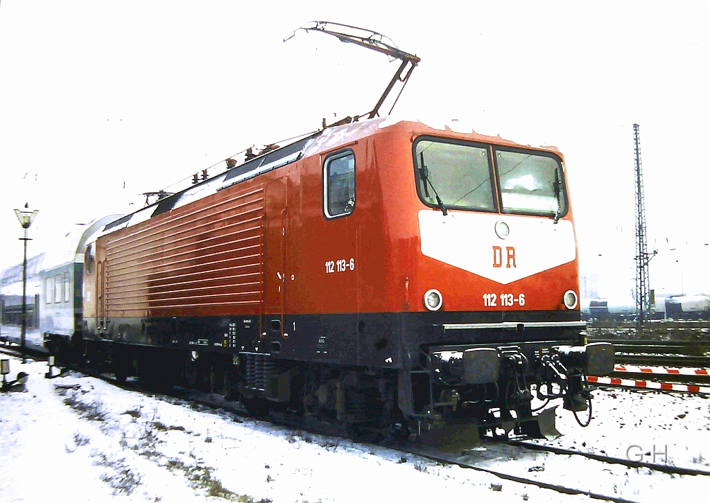 112_113_Bw-P-Halle_02.1991(2).JPG - Die neue 112 113, zweite Bauserie mit den kleinen DB Scheinwerfern, mit einen damals ganz neuen Doppelstocksteuerwagen nach den Lichtraumprofil der DB im Februar 1991 am Bw Halle P zum Tag der offen Tür.