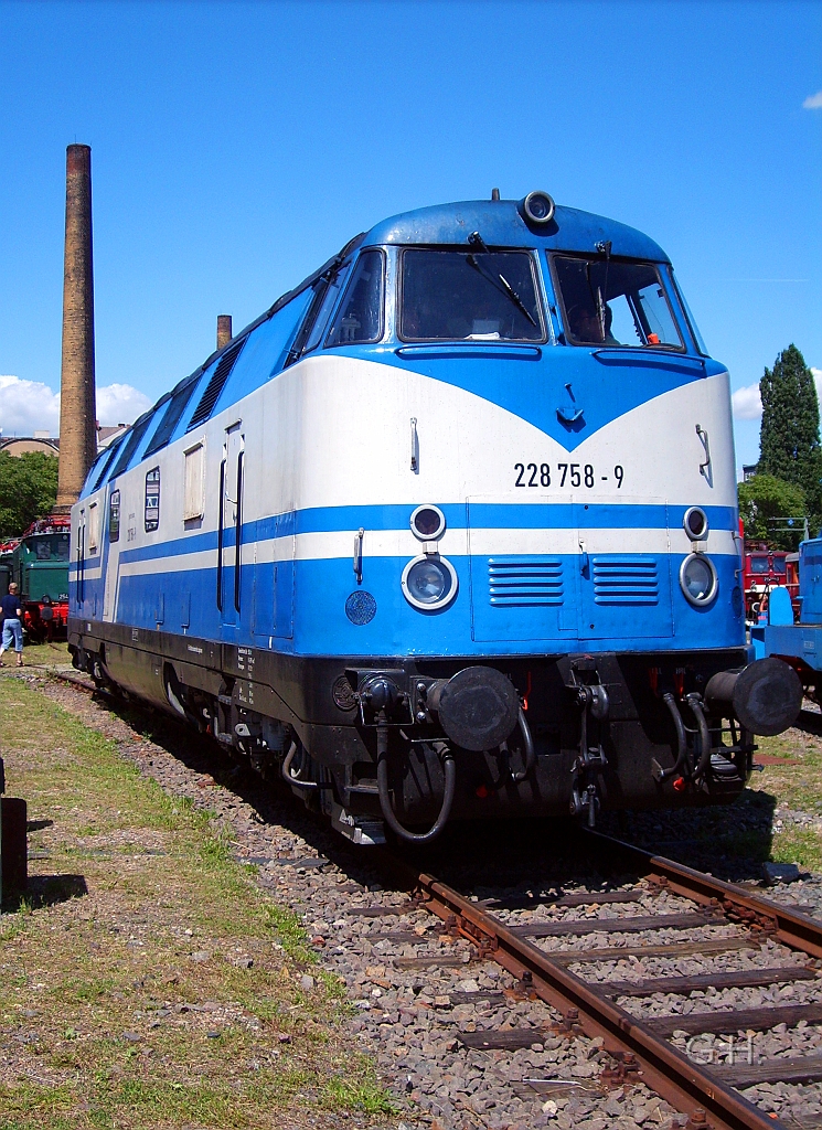 118_758_Rennsteigbahn_Halle_001(2).JPG - Gast von der Rennsteigbahn aus Thüringen mit 228 758 am 5. Juli 2009 im DB Museum Halle. Ursrünglich handelt es sich um die 118 358 die zu DR-Zeiten mit verstärken Motoren ausgerüstet wurde und damals in 118 758 Umnummerriert wurde.