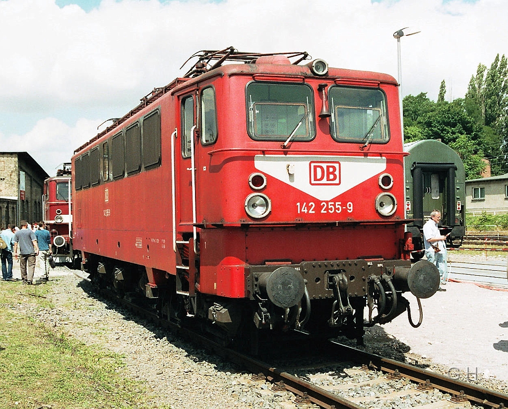 142-255_5.7.08_bwp-halle.001.jpg - Die ex. E 42 255 der DR hier in Ihrer letzten Farbgebung bei ber DB als 142 255 am 5.7.2008 im DB-Eisenbahnmuseum Halle.