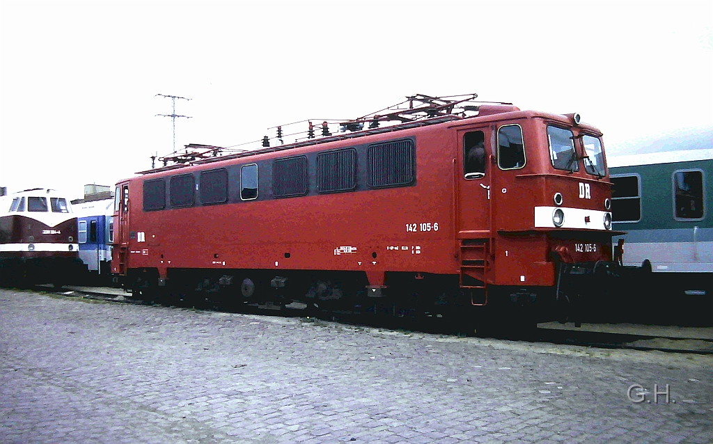 142_105_GA-Halle_25.04.1992.01(2).JPG - Aus Anlass 25. Jahre S-Bahnbetrieb in Halle gab es auf der GA (Güterabfertigung) Halle eine Fahzeugschau am 25. April 1992. Im Bild ist die 142 105 in der damals aktuellen Lakierung ohne seitliche Zierstreifen, mit farbich abgesetzten Lüftergittern und der heute üblichen Art der Beschriftung ohne den bis danhin üblichen Schildern zum anschrauben.