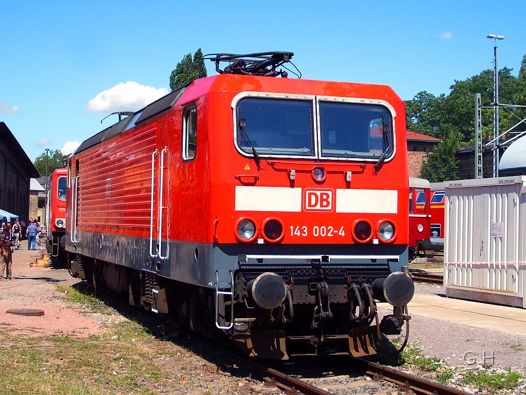 143_002_Halle_001(2).JPG - Die ex. 243 002 der DR, das erste Serienfahrzeug der Baureihe von 1984, in ihren aktuellen Farbkleid und Bezeichnung bei der DB AG am 5. juli 2009 im DB Museum in Halle.