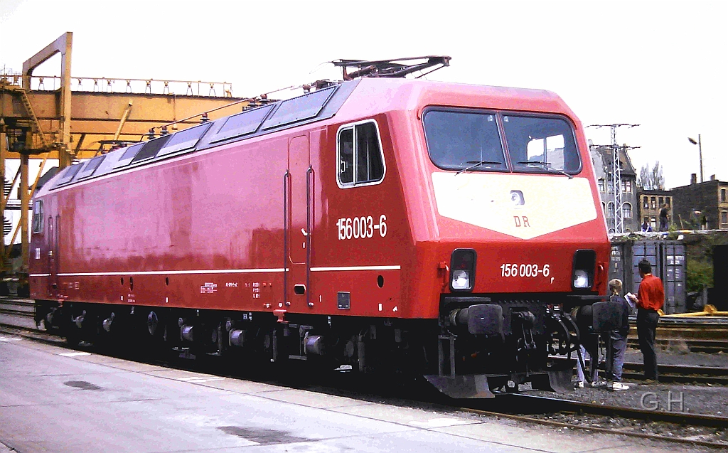 156_003_Ga-Halle_25.04.1992.01(2).JPG - Aus Anlass 25. Jahre S-Bahnbetrieb in Halle gab es auf der GA (Güterabfertigung) Halle eine Fahzeugschau am 25. April 1992. Im Bild ist die neue 156 003, da eine weitere Beschaffung unterblieb sind diese Maschienen rasch als Splittergattung eingestuft worden.