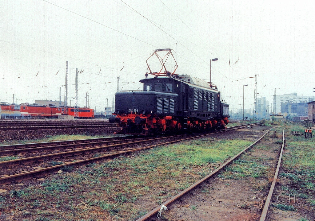 194.056_Halle.14.JPG - Am 2. Oktober 1994 rangiert E94 056 in der Nähe des Bw P Halle. Im Hintergrund links sieht man noch die vielen E-Loks vor den Schuppen 1. stehen. Heute ist dieser Schuppen ungenutzt. Er war seinerzeit sehr modern und von Anfang an nur für E-Loks ausgelegt. Übrigens hatte dieser Schuppen innen eine Schiebebühne! Und nicht wie sonst üblich eine Drehscheibe vor den Schuppen.