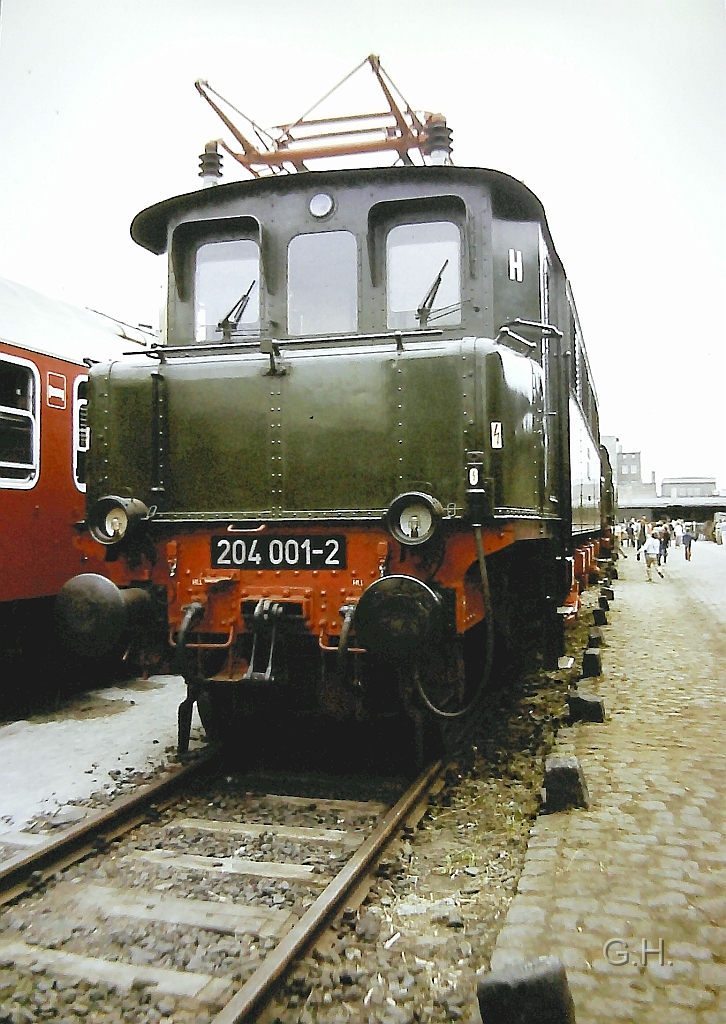 204-001_ex.e44_ga-halle-sep.1985.02(2).jpg - "Fahrzeugschau der Reichsbahndirektion Halle, 12. bis 15. September 1985, Dienstort Halle, Güterabfertigung Halle, Ladestraße" so war der offizielle Titel für diese Ausstellung. Hier ist die 204-001 (ex. E44-001) mit ihrer aktuellen Bezeicnung zu sehen wie sie damals auch bei Planleistungenzu sehen war.