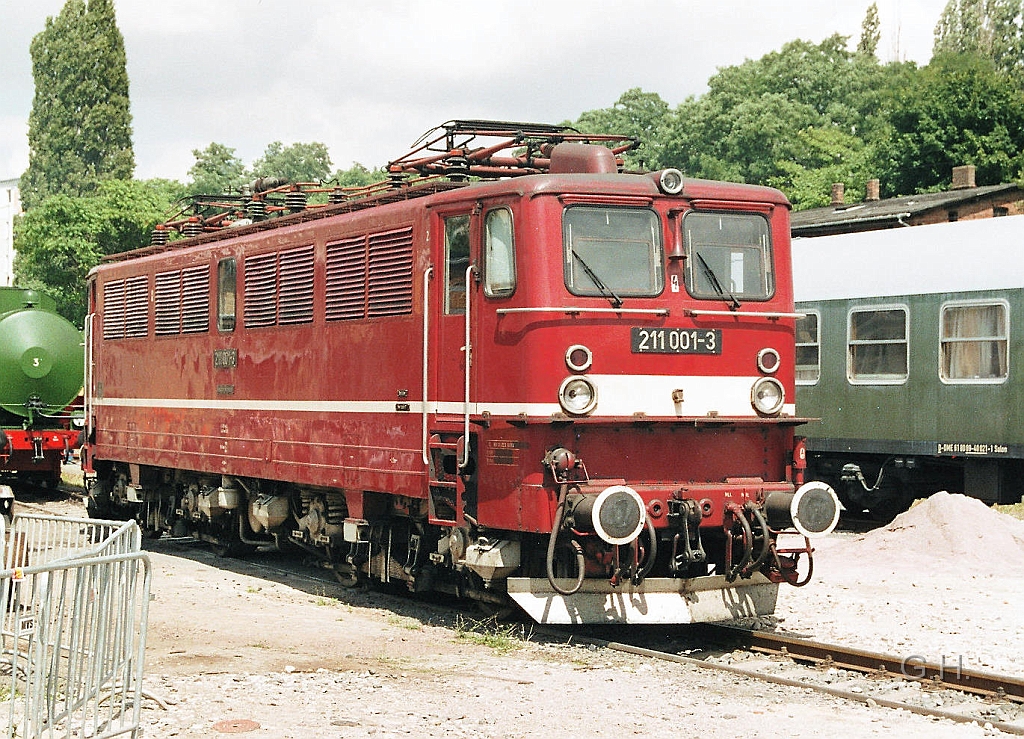 211-001_7.5.08-bwp-halle.001.jpg - Die gute alte E 11 001 in Ihrer letzten DR-Ausführug als 211 001. Diese Maschiene gehörte zur Vorserie. Wobei hier Äußerlich auffällig zu den Serienfahrzeugen ist, dass die Lüftergitter an der Seite ein anders Aussehen haben. Aufgenommen am 5.7.2008 im DB-Musem Halle.