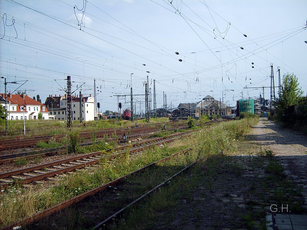 232-416_gueterum.hg6-002.JPG - Blick in Richtung Hauptbahnhof aus der Blickrichtung vom Stellwerk Hp 3 am 31.08.2008. Rechts ist zu sehen der Stumpf des Wassertums ohne Behälter. Links sieht man die 232 416 mit Ihren Güterzug auf den Güterumfahrgleisen des Hauptbahnhof.