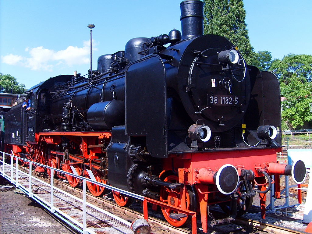 38_1182_Halle_009(2).JPG - Die 38 1182 aus den Bw Arnstadt / hist. ( http://www.bw-hist.arnstadt.de/ ) präsentiert sich auf der Drehscheibe im DB Museum in Halle am 5. Juli 2009.