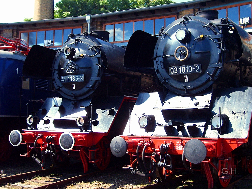 41_1185-u.03_1010_Halle_050(2).JPG - Die 41 1185 und 03 1010 im Schuppen 4. im heutigen DB Museum in Halle Berliner Straße am 5. Juli 2009.