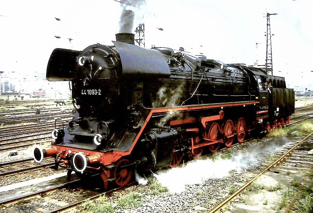 44_1093_Gbh-Halle_1989_06(2).JPG - Im Jahre 1989 gab es auf den Güterbahnhof Halle zu seinen 100. Jährigen bestehen eine große Fahrzeugschau an zwei Stellen. Hier mit den betriebsfähigen Maschienen und entsprechenden Fahrten. Der Ort war hinter der Zufahrtsstraße zum Verwaltungsgebäude des Güterbahnhofs am Ende der Viehrampe. Im Bild ist ist die 44 1093 bei einer Vorbeifahrt zu sehen.