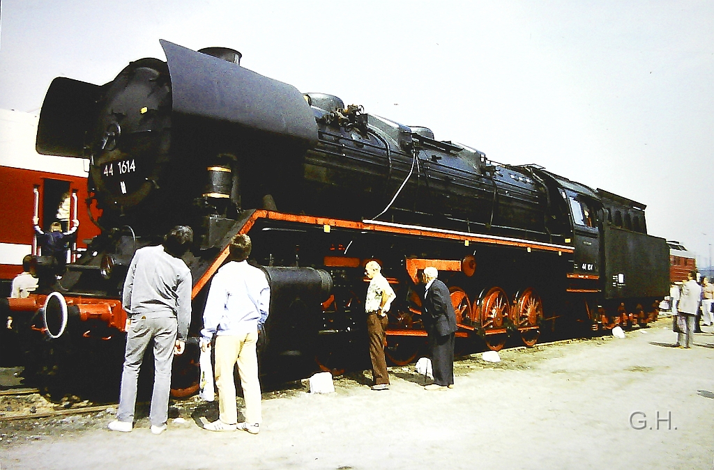 44_1614_Gbh-Halle_1989_01(2).jpg - Im Jahre 1989 gab es auf den Güterbahnhof Halle zu seinen 100. Jährigen bestehen eine große Fahzeugschau. Hier zu sehen die 44 1614 auf den Ladegleisen der Güterabfertigung Halle.