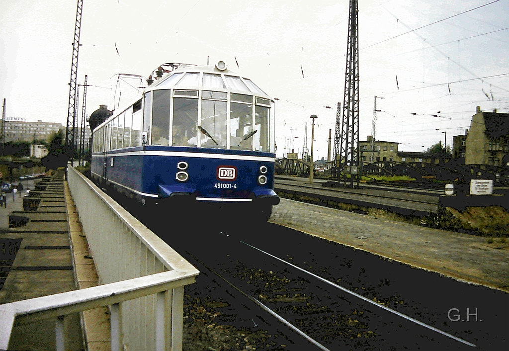 491_001_Halle-Hbf_1992.03(2).JPG - Der Gläsene-Triebwagen hat Einfahrt am Bahnsteig 7. in Halle / S. Hbf 1992. Was damals keiner Ahnte das wohl solche Fahrten mit diesen Fahrzeug nie mehr möglich sein werden.