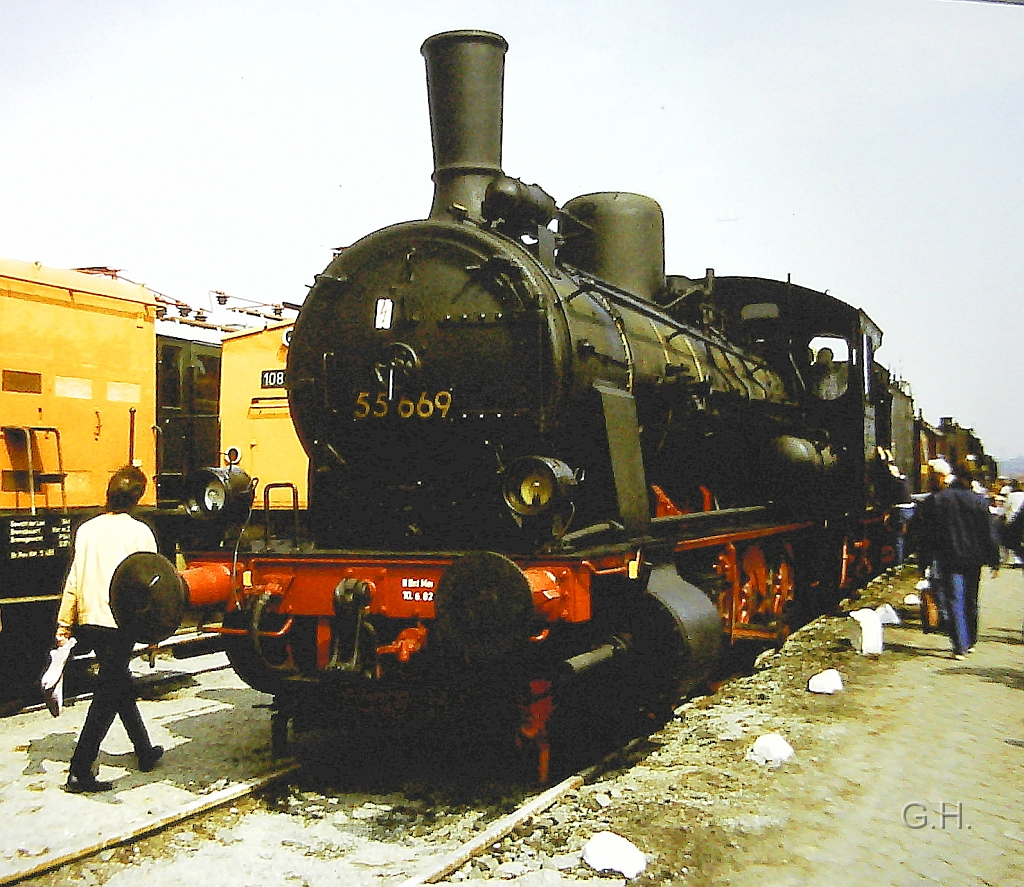 55_669_Gbh-Halle_1989_01(2).jpg - Im Jahre 1989 gab es auf den Güterbahnhof Halle zu seinen 100. Jährigen bestehen eine große Fahzeugschau. Auch die 55 669 aus den nichtbetriebsfähigen Museumsbestand  der DR war zu Gast und auf den Ladegleisen der Güterabfertigung abgestellt.