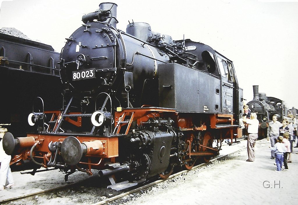 80_023_Gbh-Halle_1989_02(2).jpg - Im Jahre 1989 gab es auf den Güterbahnhof Halle zu seinen 100. Jährigen bestehen eine große Fahzeugschau.  Die 80 023 als ex. leipziger Rangierlok war als nicht betriebfähiges Fahrzeug zu Gast und auf den Ladegleisen der Güterabfertigung abgestellt.