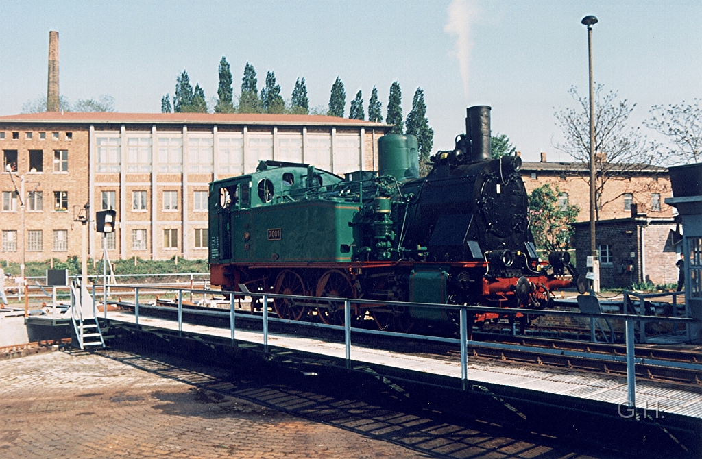 89.1004_Bw_P_Halle.05.jpg - Am 7. Mai 1994 auf der Drehscheibe vom Schuppen 3. des damaligen Bw Halle P. In diesen Schuppen sind mehrer Historische Fahrzeuge Untergebracht die von der BSW-Freizeitgruppe „Traditionsgemeinschaft im Betriebshof Halle P“ betreut werden. Die 89 1004 in der Lakierung und Beschriftung als Preußische 7001.