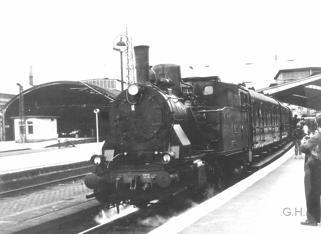 89.1004_Hbf_Halle.05.jpg - 1990 Hbf Halle / Saale, Bahnsteig 2., Der Sonderzug nach Schochwitz mit 89 1004 als Preußische 7001. Am anderen Ende des Zuge in Fahrtrichtung Schochwitz (Halle-Neustadt) befindet sich die 86 001. Als Wagenmaterial waren hist. Wagen der DRG des Traditions-Personenzug der DR im Einsatz. Die vier Fahrten fanden anläßlich der Feier "100 Jahre Hauptbahnhof Halle" zweimal täglich an den einen Wochenende statt.