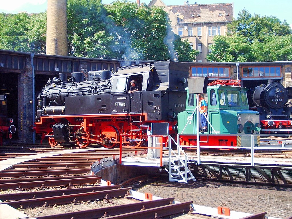 91_6580_Halle_003(2).JPG - Die Gastlok aus den Bw Arnstadt / hist. ( http://www.bw-hist.arnstadt.de/ ) 91 6180 wird mit den ASF 4. auf die Drehscheibe gezogen am 5. Juli 2009 im DB Museum Halle.