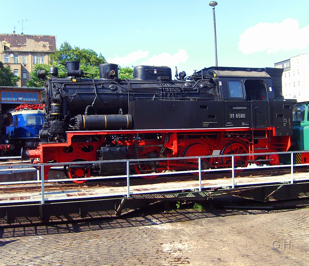 91_6580_Halle_004(2).JPG - Die Gastlok aus den Bw Arnstadt / hist. ( http://www.bw-hist.arnstadt.de/ ) 91 6180 präsentiert sich auf der Drehscheibe am 5. Juli 2009 im DB Museum Halle.