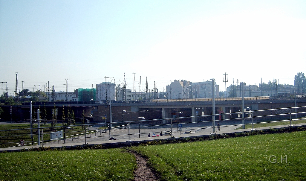 Bahnhof_Delitzscher003.JPG - Blick Richtung Delitzscher Straße mit den neuen Brückenbauwerken am 26.07.2008. Zum einen links über die Delitzscher Straße und rechts die neuen Brücken für die Straßenbahn und die Fußgänger. Im Hintergrund halb links sieht man die Wassertumkuppel (weiß) eingehüllt für die Sandstrahlarbeiten und links daneben den Stumpf des Wasserturms.