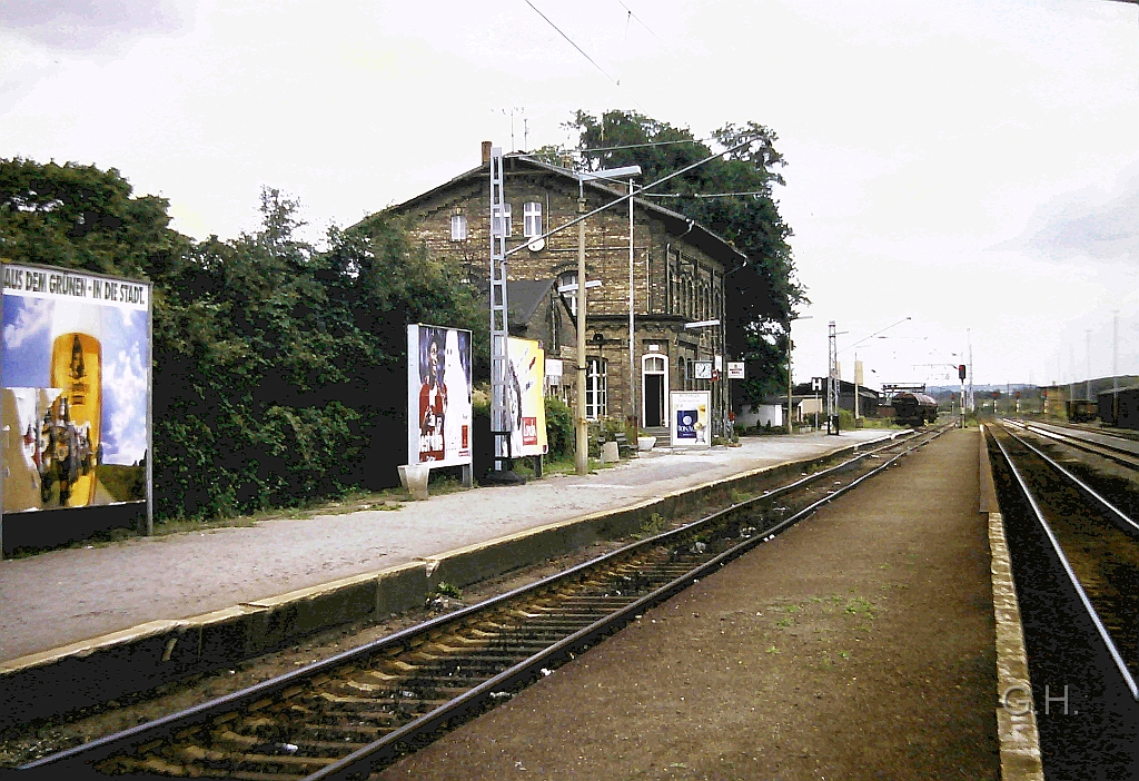 Bhf_Halle-Trotha_1992.01(2).JPG - Der Hattepunkt Halle-Trotha  im Jahr 1992. Mit einen Bahnhofsgebäude das noch Bewohner im 1. Obergeschoss hat. Einen Fahrdienstleiter dessen Tür sogar offen steht, einen Warteraum mit einen Fahrkartenschalter und einer Bahnhofswirtschaft. Was bis heute noch vorhanden ist ist der Hausbahnsteig für die S-Bahn und der Insel-Bahnsteig für die Fernbahn. Ansonsten ist alles Fernüberwacht über das ESTW in Leipzig. Der Haltepunkt ist komplett Saniert und mit neuer Technik ausgerüstet wurden. Das S-Bahngleis hat einen Prellbock erhalten und die Gleisverbindung zur Fernbahn wurde gekapt. Einzig das Überholgleis der Fernbahn und der Anschluss zum Hafen Halle-Trotha ist mit erneuert worden da dieser auch heute noch genutzt wird.