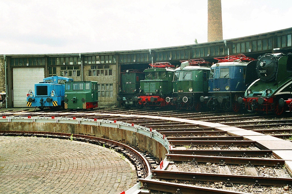 BwP_schuppen.05.07.08-002.jpg - Im DB Museum Halle Berliner Straße am 5. Juli 2008. Zu sehen sind vo links nach rechts folgende Loks die V15, ASF, E 95 02, E 44 108, E 18 31, E 18 047 als Gast und die 18 201 jetzt als Gast in ihrer alten Heimat.