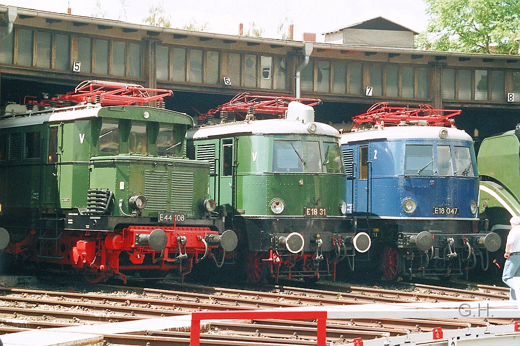 BwP_schuppen.05.07.08-003.jpg - Im DB Museum Halle Berliner Straße am 5. Juli 2008. Zu sehen sind von links nach rechts die E44 108, E 18 31 und die E 18 047.