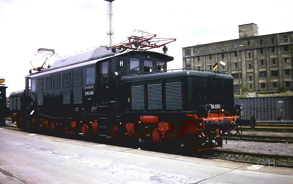 E94_056_Ga-Halle_25.04.1992.01(2).JPG - Aus Anlass 25. Jahre S-Bahnbetrieb in Halle gab es auf der GA (Güterabfertigung) Halle eine Fahzeugschau am 25. April 1992. Im Bild die E 94 056 aus Leipzig zu sehen.