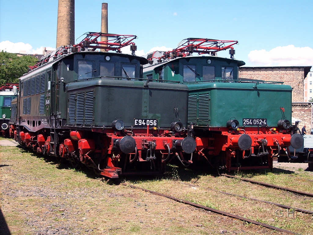 E94_056u.052_Halle_012(2).JPG - Zwei E94 zu Gast in Halle im DB Museum aus Leipzig am 5. Juli 2009. Wobei die E 94 056 zum Museumsbestand Nürnberg gehört und auf den Leipziger Hbf auf den Museumsgleis 24 abgestellt ist.